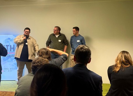 Drei Vertreter der IKZ-Kommunen auf der Bühne beim Edith Innovationday in Frankfurt, halten einen Vortrag