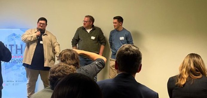 Drei Vertreter der IKZ-Kommunen auf der Bühne beim Edith Innovationday in Frankfurt, halten einen Vortrag