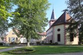 Blick vom Lustgarten auf die evangelische Kirche und das alte Schloss in Bad König