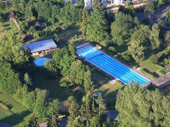 Blick auf das Freibad in Bad König aus der Vogelperspektive