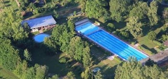 Blick auf das Freibad in Bad König aus der Vogelperspektive