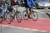Fahrräder die auf einem Radweg fahren