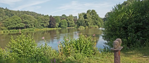 Blick auf den Großen See im Kurpark Bad König