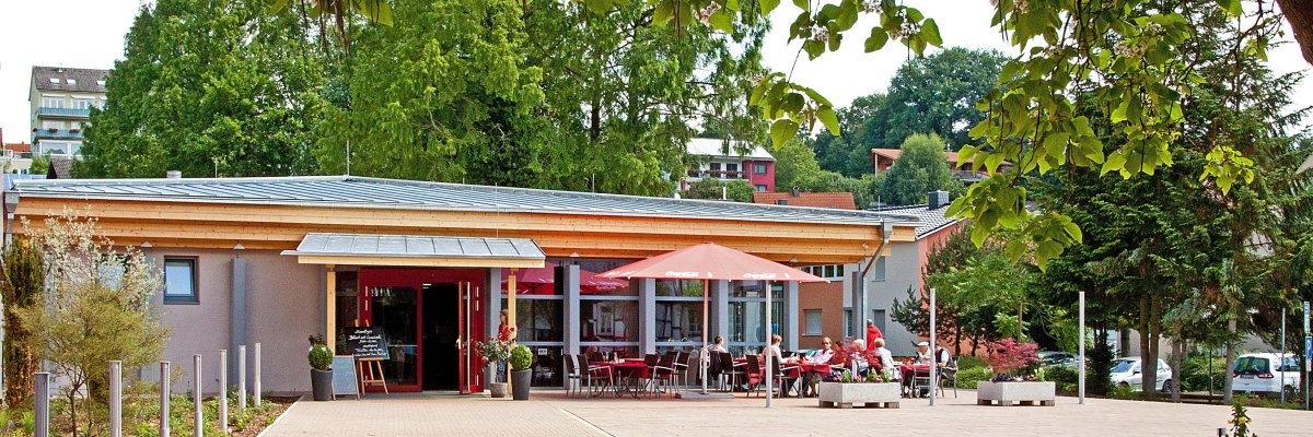 Blick auf die Wandelhalle mit der Piazza in Bad König