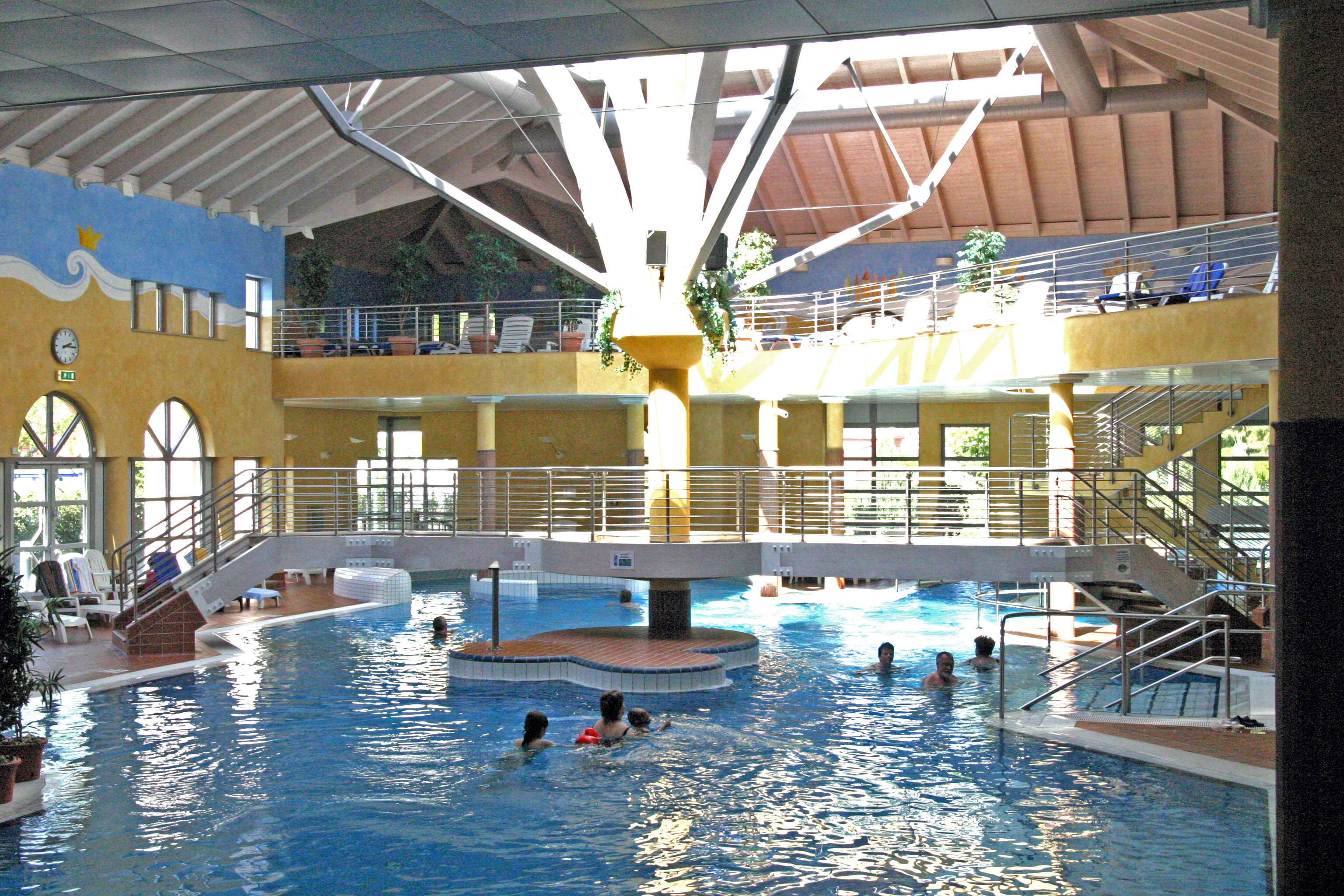 Blick auf den Innenbereich der Odenwaldtherme Bad König