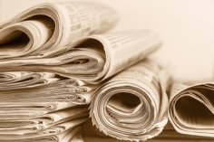 Symbolbild Pressemitteilungen; zusammengerollte Zeitungen