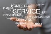 Symbolbild Service; Hand mit diversen Wörtern wie Tipps, Qualität, Erfahrung, Service, Leistung