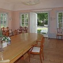 Anblick des Trauzimmers, mit großem hölzernem Trautisch.