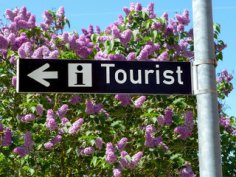 Symbolbild Tourist-Info; Straßenschild mit i Tourist