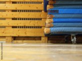 Symbolbild Turnhalle mit aufgestapelten Turnmatten