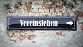 Symbolbild Vereinsleben; Schild mit der Aufschrift Vereinsleben an einer Mauer