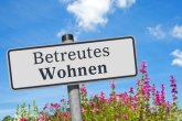 Symbolbild Betreutes wohnen; Schild mit Aufschrift Betreutes Wohnen steht im Feld