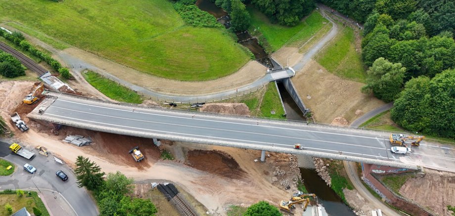 Abbrucharbeiten der Zeller Brücke (B 45) Luftaufnahme der Zeller Brücke, mit Baumaschinen