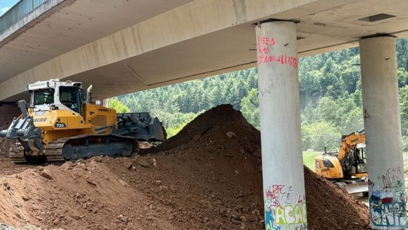 Baustellenfahrzeug, bei Erdarbeiten unter der Zeller Brücke