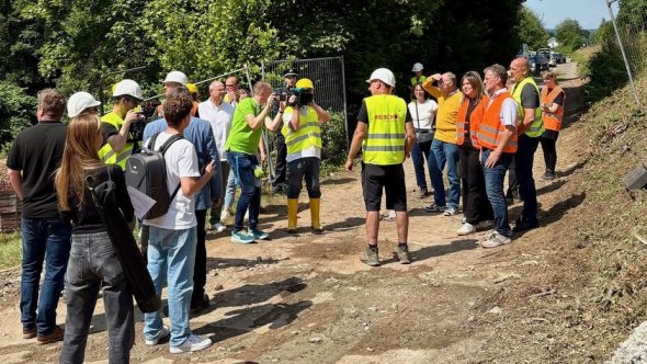 Gruppe von Personen, bei dem Pressetermin vor Ort zur Sprengung der Zeller Brücke.