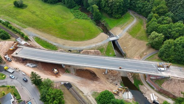 Abbrucharbeiten der Zeller Brücke (B 45) Luftaufnahme der Zeller Brücke, mit Baumaschinen