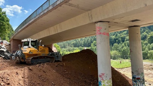 Baustellenfahrzeug bei Erdarbeiten unter der Zeller Brücke