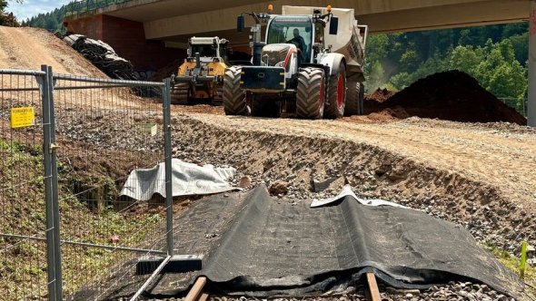 Baustellenfahrzeuge bei Erdarbeiten unter der Zeller Brücke