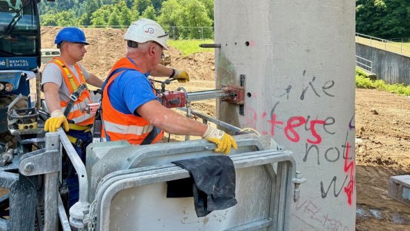Bauarbeiten an einem Brückenpfeiler
