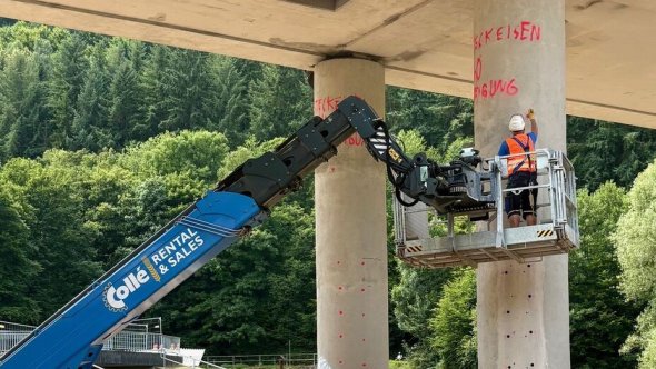 Bauarbeiten an einem Brückenpfeiler