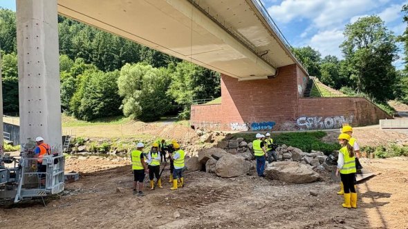 Pressearbeiten zur Sprengung der Zeller Brücke.