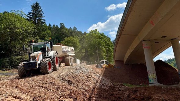 Traktor mit Anhänger, bei den Erdarbeiten