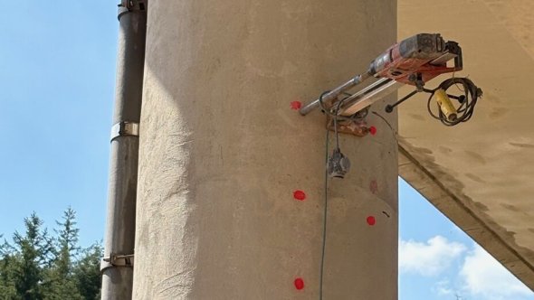 Bohrarbeiten an einem Brückenpfeiler