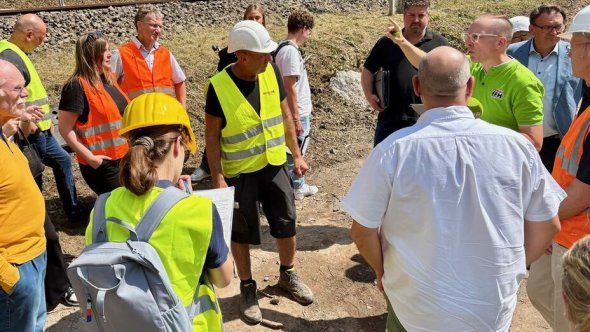 Gruppe von Personen, bei dem Pressetermin vor Ort zur Sprengung der Zeller Brücke.