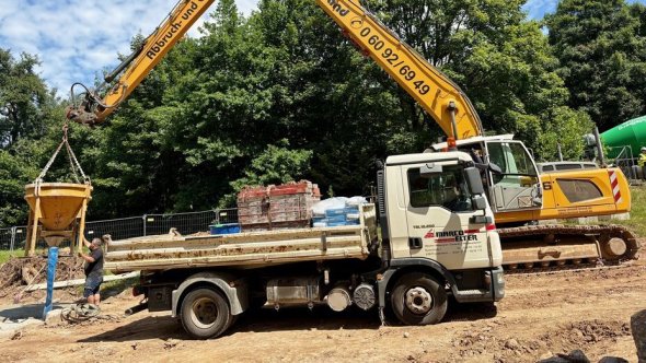 Baustellenfahrzeuge bei den Bauarbeiten an der Zeller Brücke