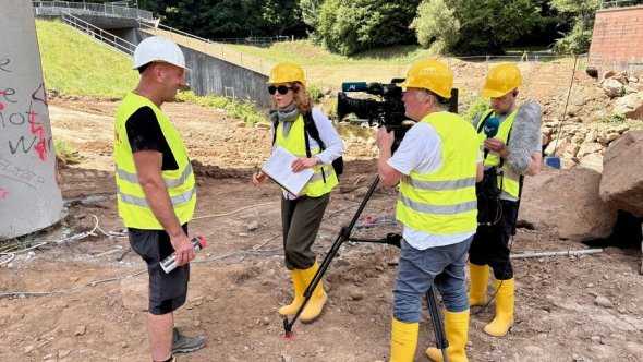 Pressearbeiten vor Ort zur Sprengung der Zeller Brücke.
